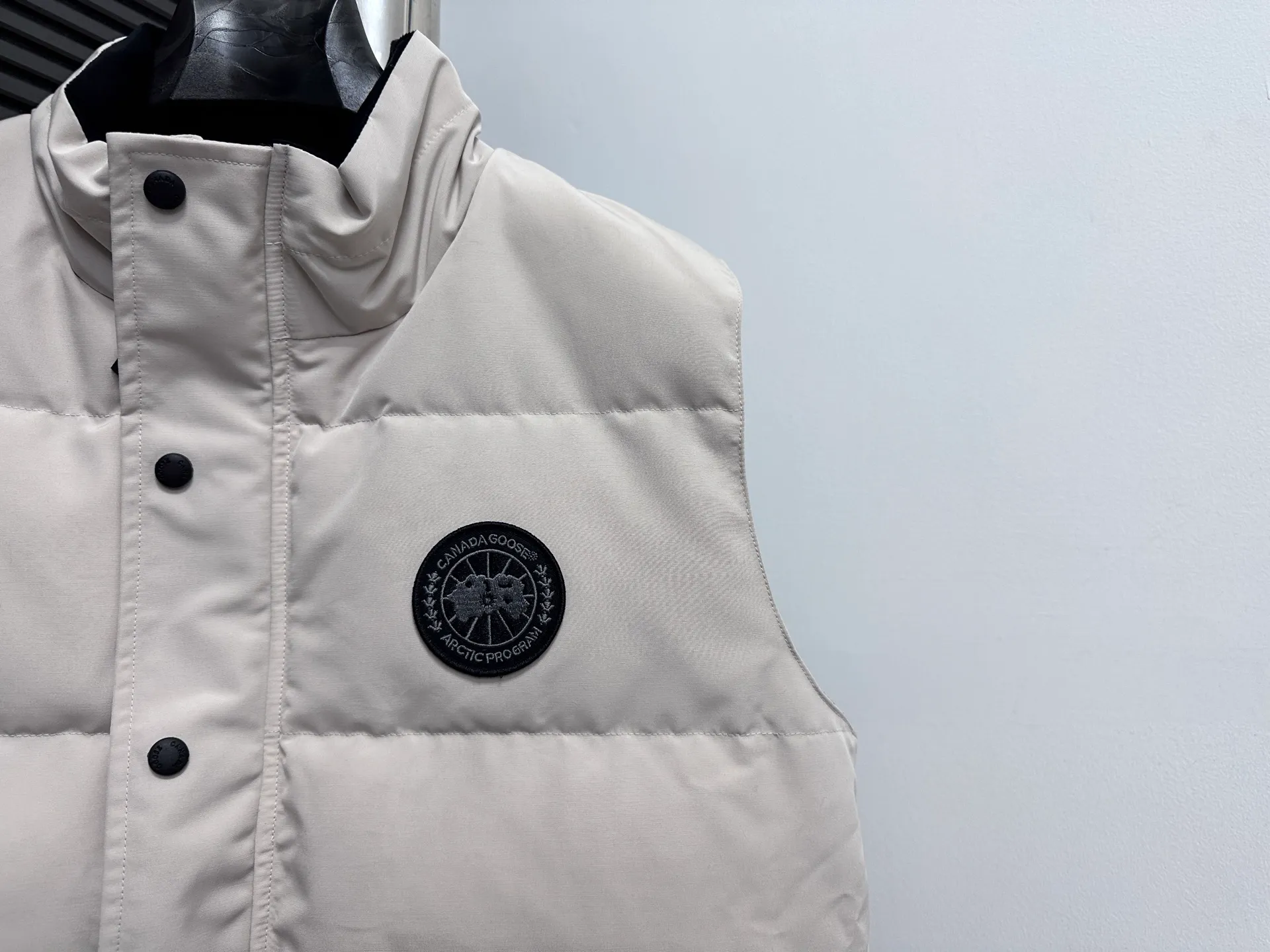 P360 [Canada Goose] Canada Goose black label #Freestyle Crew 4151mb men’s and women’s vest down ➖ Imported Behringer embroidery machine with customized 10,000-needle embroidery label! ➖ Imported 21-count polyester-cotton blended original fabric, using Feather-Light 10D waterproof coating fabric, made of 84.5% polyester fiber and 15.5% cotton, 100% the best feel in the entire network! ➖ The genuine official website uses the national standard 80 white duck down, and will never be misled by false claims such as 90 down or goose down! ➖ 100% nylon nylon lining with double double-layer sealing design to prevent velvet from running away. Top-grade polar fleece is used in the collar and pockets to keep warm and comfortable! ➖ Yoshida YKK provides original custom-made electroplated sliders. YKK two-way lockable zippers are tight and smooth and will not peel off paint! ➖ 3M composite original Velcro is durable, and all accessories and hardware are disassembled and customized! ⛔No slander, no exaggeration, no need for too much copywriting, because it is focused, it is professional!  SIZE: XS S M L XL XXL